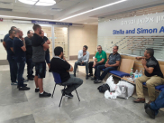  بالصور: المحامي أمير بدران والسيد عمر سكسك في زيارة للمصاب سليمان ابو طالب 